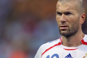 IM电竞平台首页-C罗回归新规引老鹰争议，球迷怒斥，这是逼他改行？